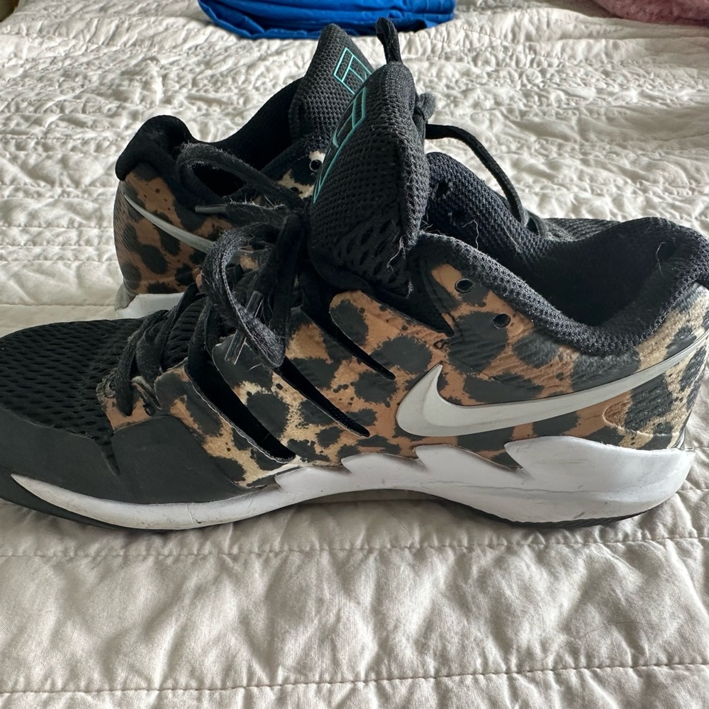 Nike Black and White Sneakers with Athletic Design